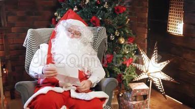 圣诞老人正在读一个孩子的信
